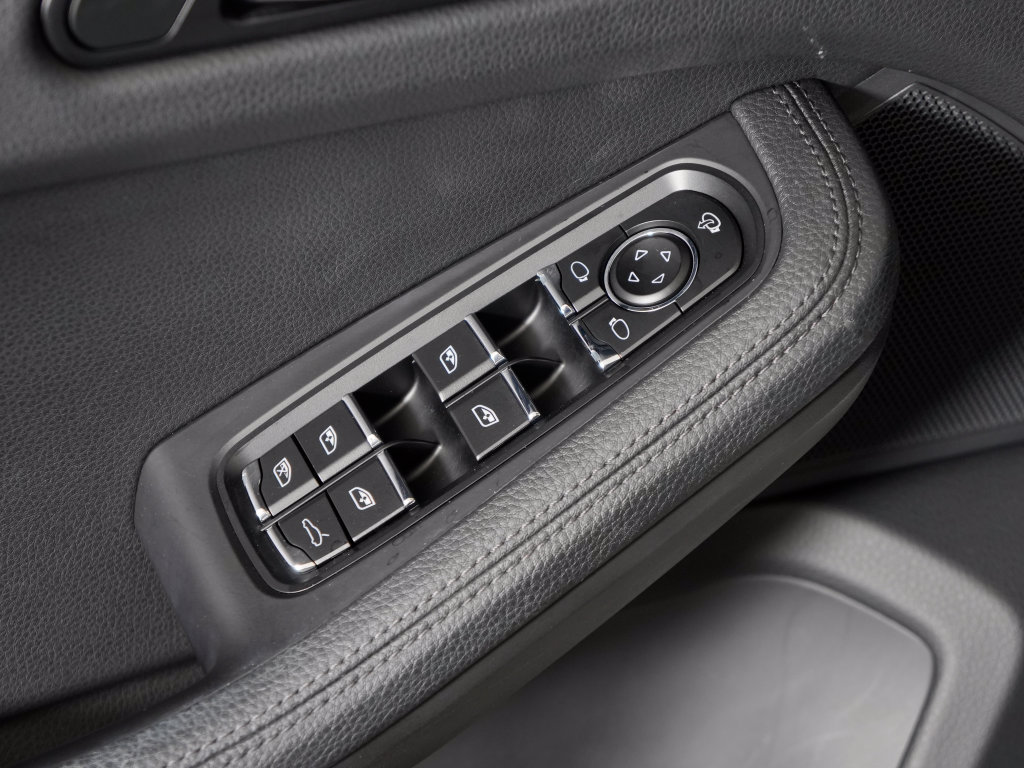 Certified 2023 Porsche Macan Turbo AWD/4WD image 16