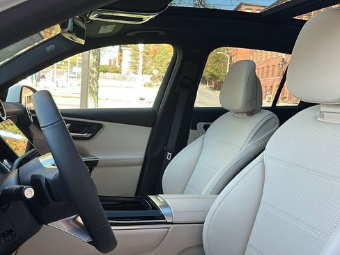 Used 2025 Mercedes-Benz GLC 300 4MATIC image 22