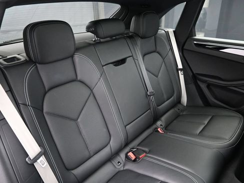 Certified 2025 Porsche Macan AWD/4WD image 29