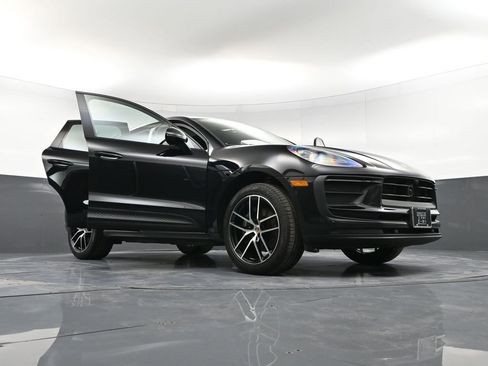 Certified 2024 Porsche Macan image 36