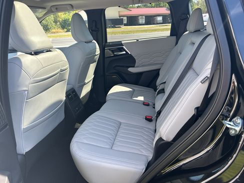 New 2025 Mitsubishi Outlander AWD image 11