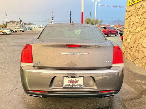 Used 2018 Chrysler 300 Touring L image 6