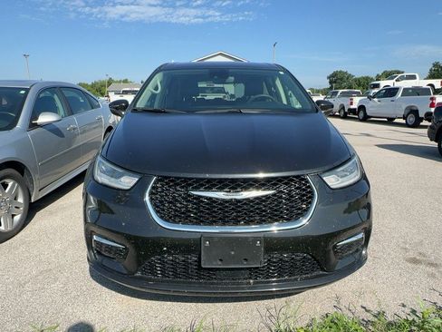 Used 2023 Chrysler Pacifica Touring-L FWD image 2