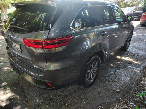 Used 2017 Toyota Highlander XLE AWD/4WD image 17
