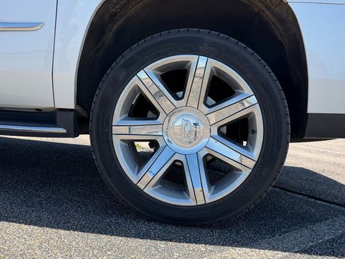 Used 2019 Cadillac Escalade ESV Luxury AWD/4WD image 18