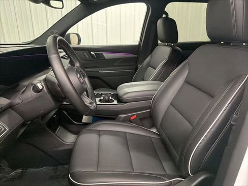 Used 2025 Buick Enclave Preferred AWD/4WD image 12