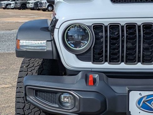Used 2024 Jeep Gladiator Mojave AWD/4WD image 9