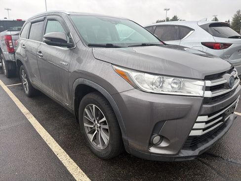 Used 2019 Toyota Highlander XLE image 2