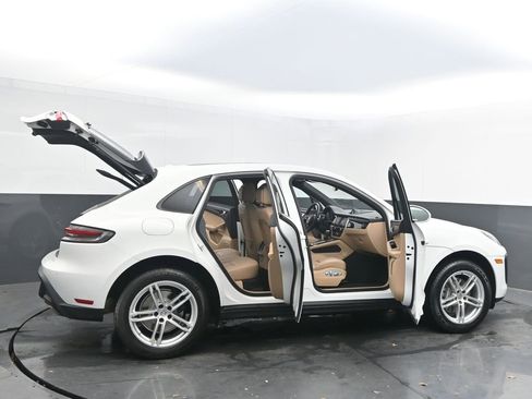 Used 2022 Porsche Macan image 46