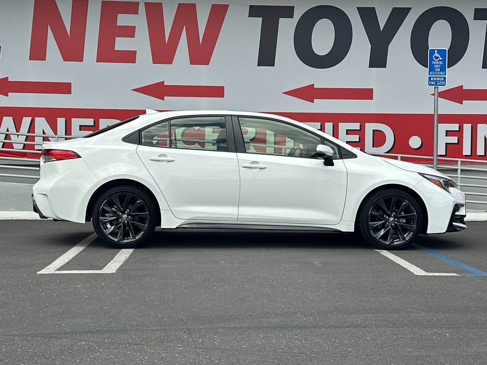 Used 2023 Toyota Corolla SE w/ SE Premium Package FWD image 6