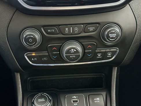 Used 2021 Jeep Cherokee Limited AWD/4WD image 23