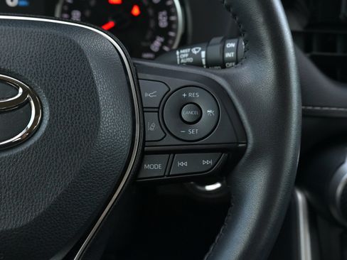 Used 2022 Toyota RAV4 XLE Premium image 19