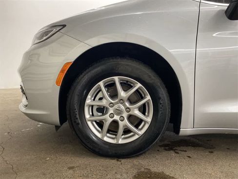 Used 2024 Chrysler Pacifica Touring-L image 11