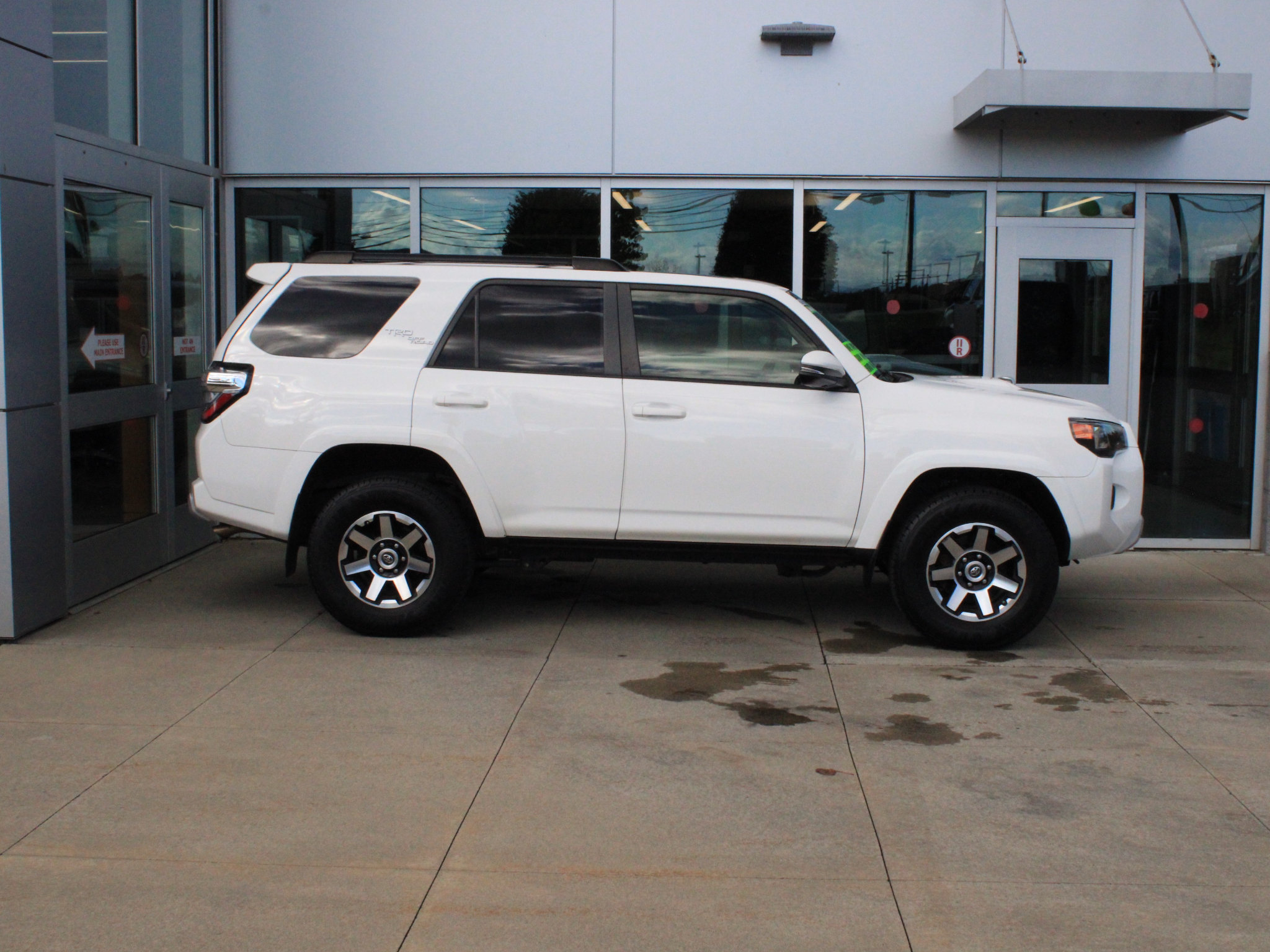 Used 2020 Toyota 4Runner TRD Off-Road Premium w/ Moonroof Package AWD/4WD image 4