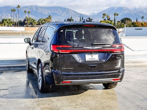 New 2026 Chrysler Pacifica Select image 7