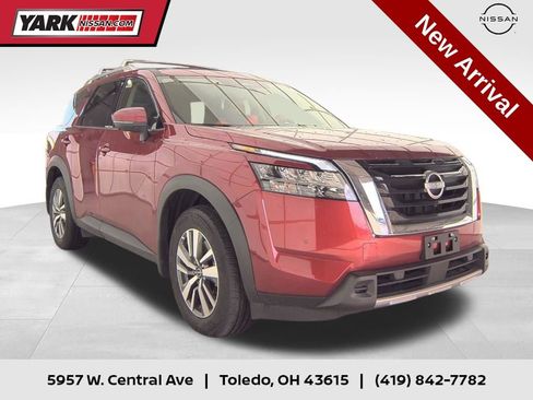 Certified 2024 Nissan Pathfinder SL image 1