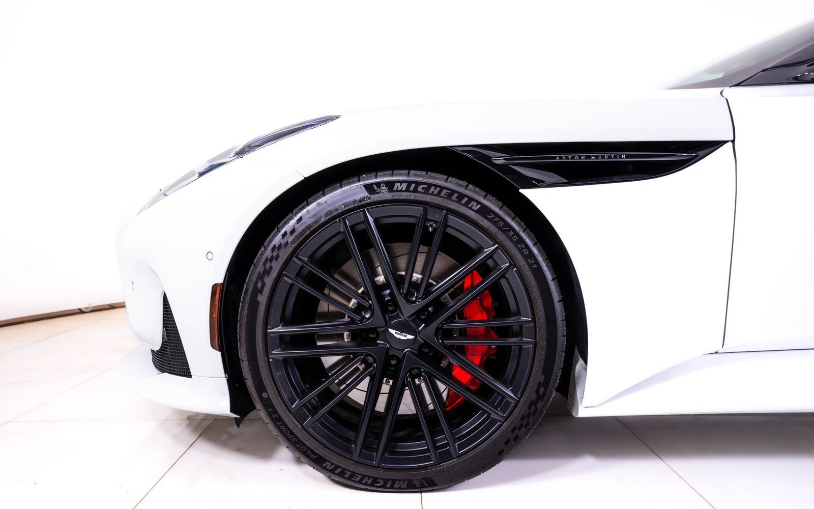 Used 2025 Aston Martin DB12 Coupe RWD image 16