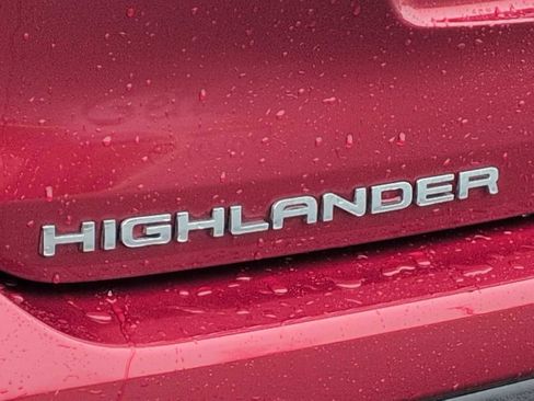 Used 2022 Toyota Highlander LE AWD/4WD image 13