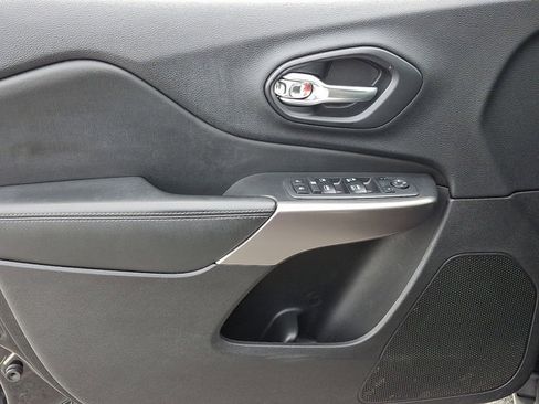 Used 2019 Jeep Cherokee Latitude Plus w/ Comfort/Convenience Group image 12