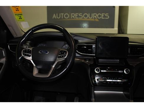 Used 2022 Ford Explorer Limited w/ Equipment Group 301A image 16