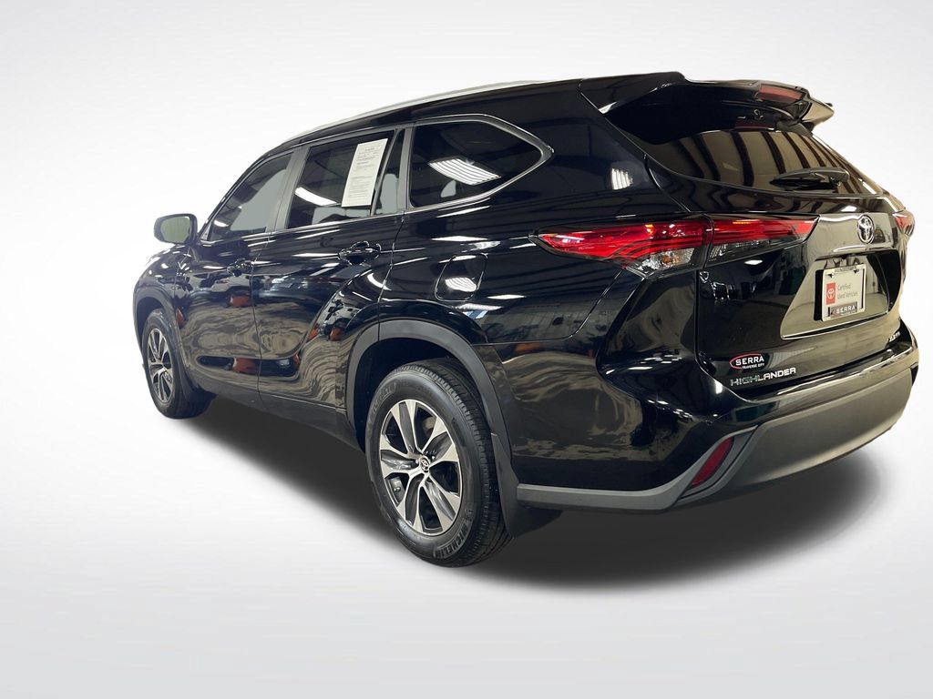 Used 2023 Toyota Highlander XLE AWD/4WD image 3