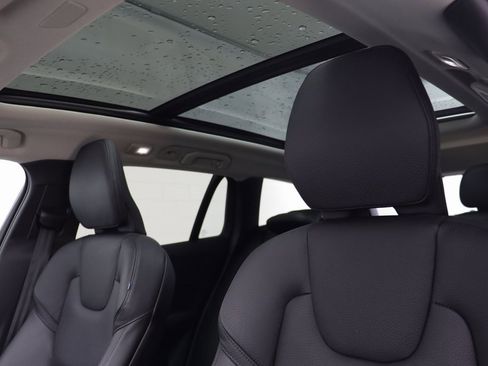 Used 2025 Volvo V60 B5 Cross Country Plus image 12