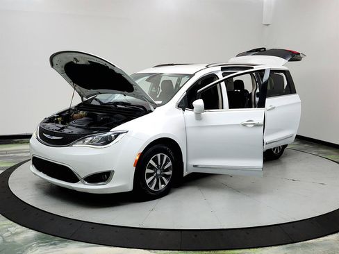 Used 2020 Chrysler Pacifica Touring-L Plus FWD image 9