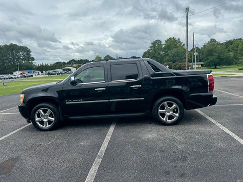 Used 2011 Chevrolet Avalanche LTZ AWD/4WD image 12