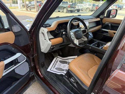 Used 2023 Land Rover Defender 130 SE image 15