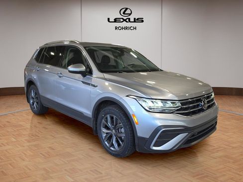 Used 2022 Volkswagen Tiguan SE image 3