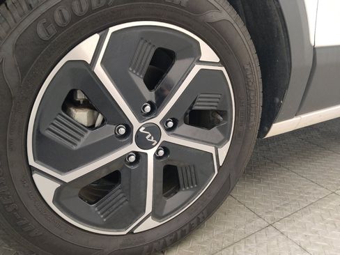 Used 2023 Kia Niro EX FWD image 31