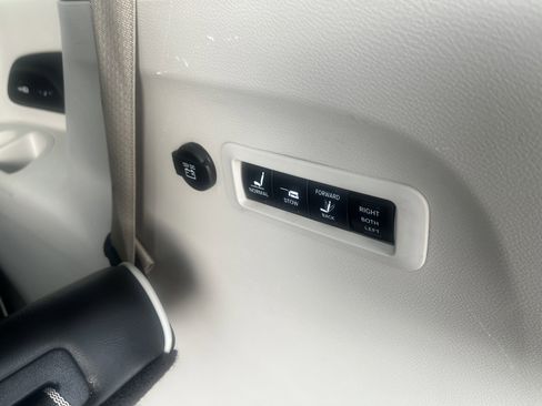 Used 2022 Chrysler Pacifica Limited FWD image 23
