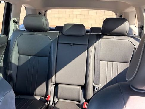 Used 2023 Volkswagen Tiguan SE w/ Panoramic Sunroof Package FWD image 18