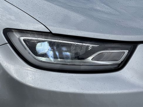 Used 2024 Chrysler Pacifica Touring-L FWD image 11