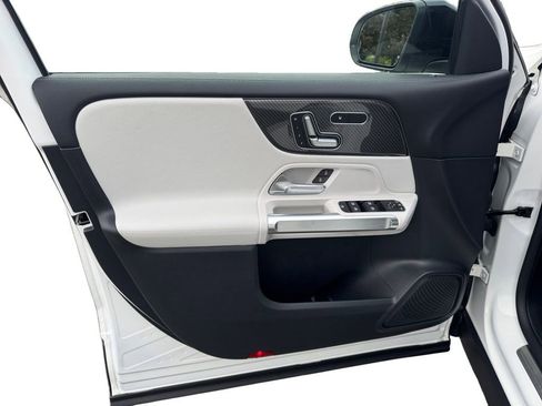 Used 2022 Mercedes-Benz GLB 250 4MATIC image 9