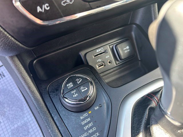 Used 2018 Jeep Cherokee Trailhawk w/ Comfort & Convenience Group AWD/4WD image 27