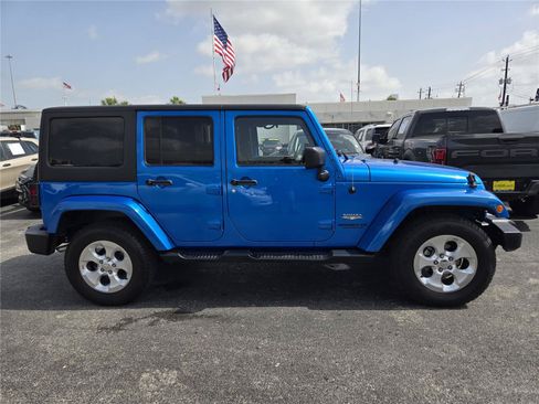 Used 2015 Jeep Wrangler Unlimited Sahara w/ Connectivity Group AWD/4WD image 4
