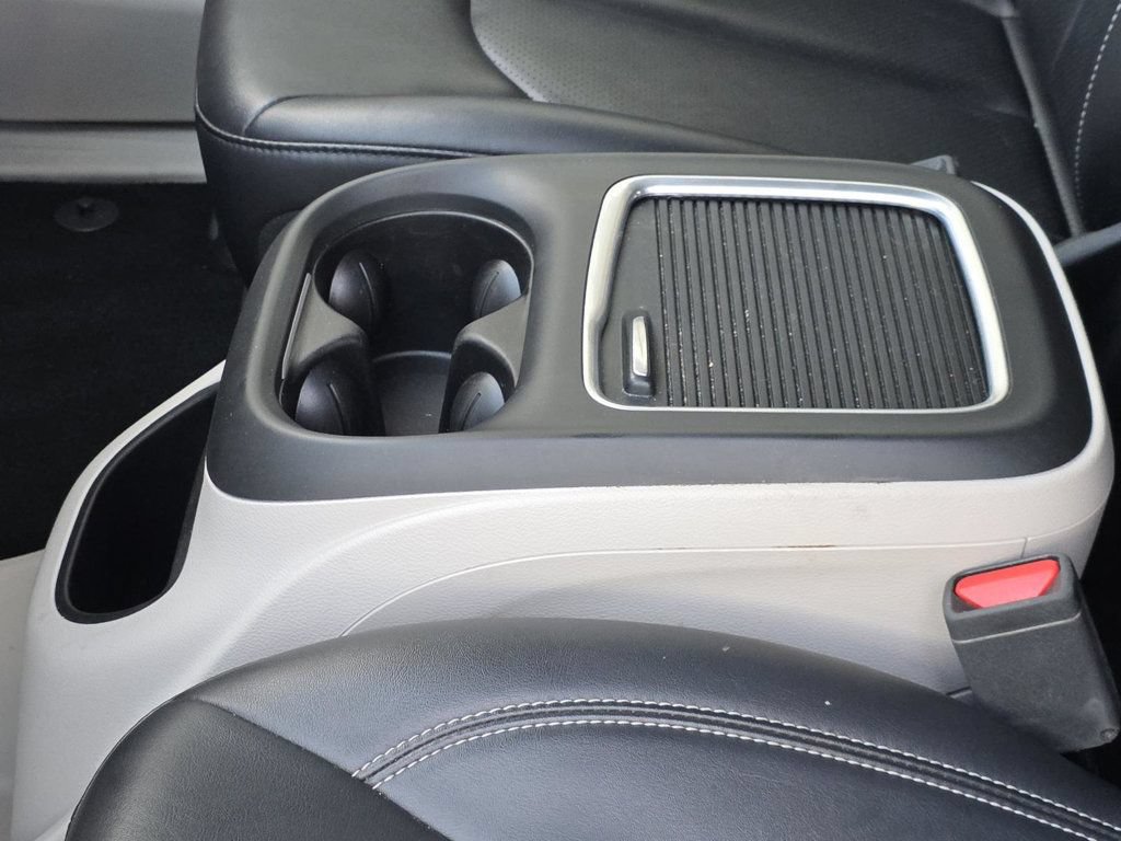 Used 2024 Chrysler Pacifica Touring-L FWD image 7