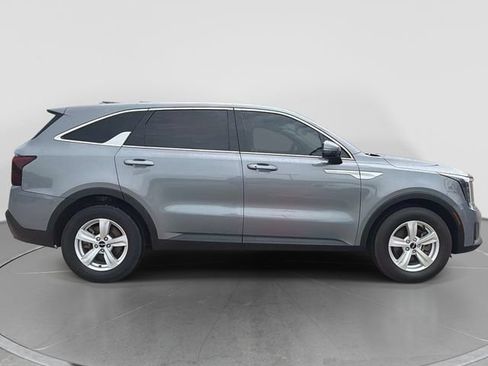 Used 2024 Kia Sorento LX FWD image 2