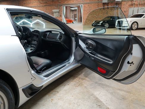 Used 2002 Chevrolet Corvette Z06 w/ Memory Pkg image 38