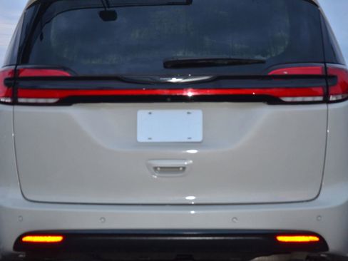 Used 2021 Chrysler Pacifica Touring w/ S Appearance Package image 32