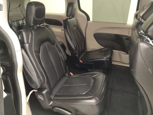 Used 2023 Chrysler Pacifica Touring-L FWD image 19