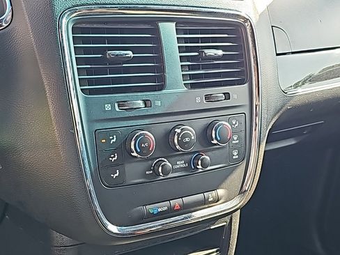 Used 2018 Dodge Grand Caravan SE image 18