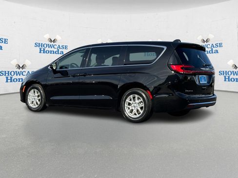 Used 2024 Chrysler Pacifica Touring-L image 5