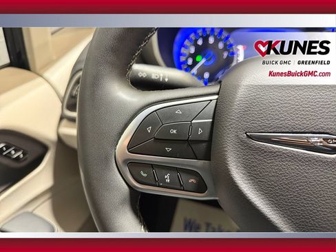 Used 2024 Chrysler Pacifica Touring-L FWD image 17