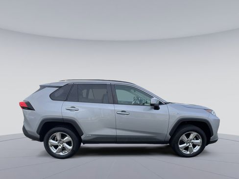 Used 2021 Toyota RAV4 XLE Premium image 10