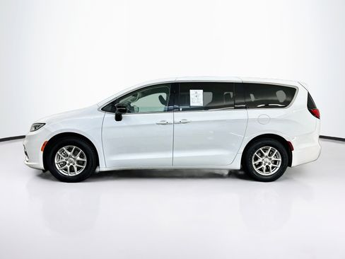 Used 2024 Chrysler Pacifica Touring-L FWD image 4