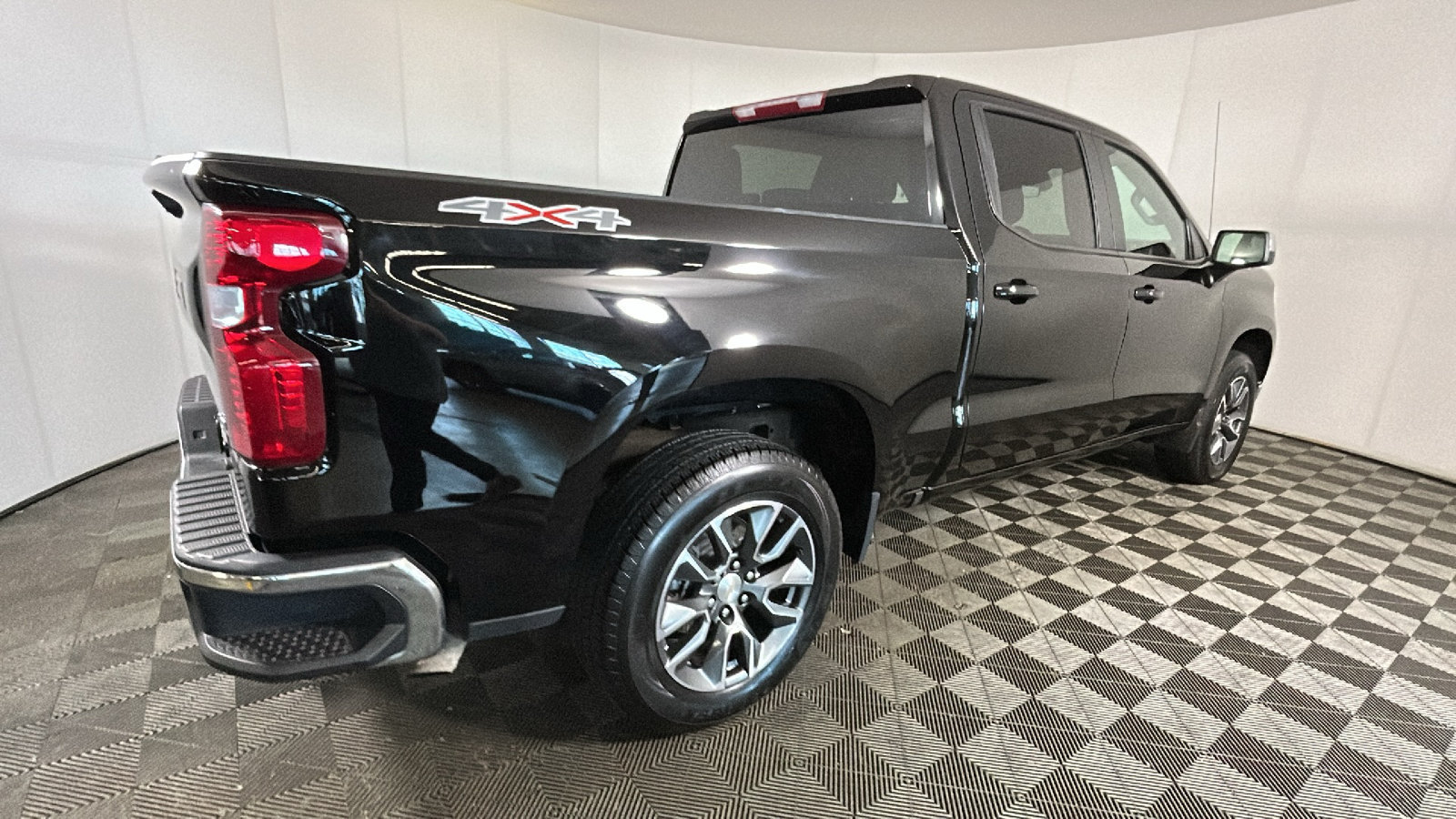 Used 2024 Chevrolet Silverado 1500 LT AWD/4WD image 3