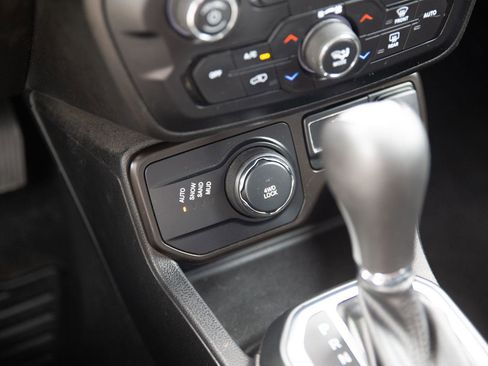 Used 2019 Jeep Renegade Altitude w/ UConnect 8.4 Nav Group AWD/4WD image 16