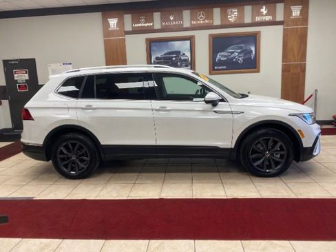 Used 2023 Volkswagen Tiguan SE w/ Panoramic Sunroof Package image 4